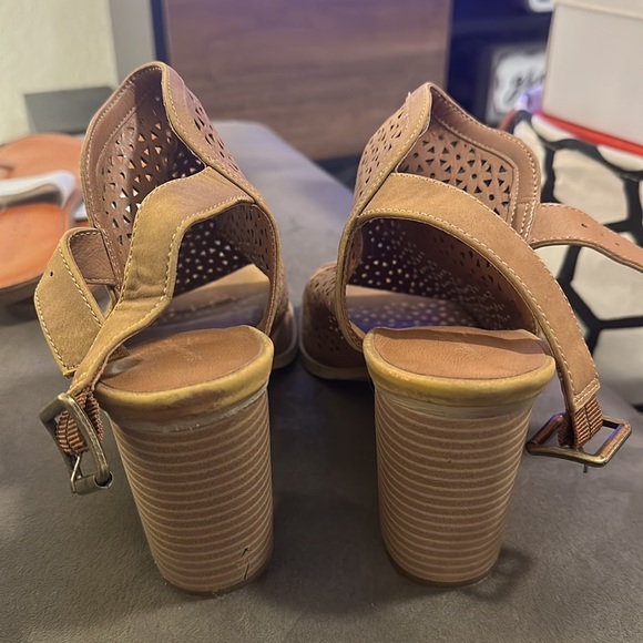 Women’s Heels - Picture 4 of 4